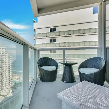 Ocean Views, Rooftop Pools And Amazing Location!